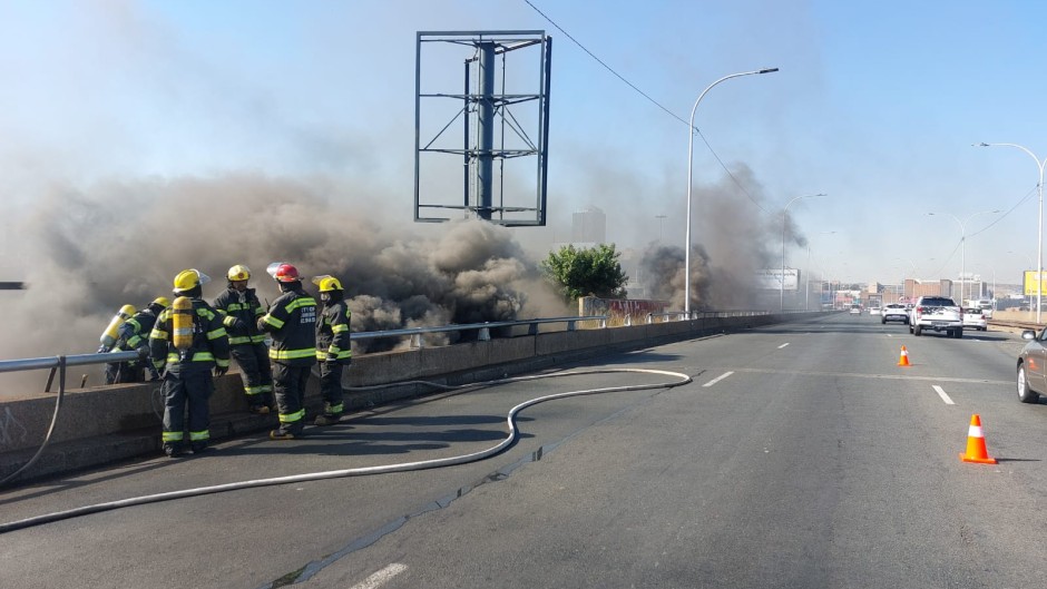 Firefighters continue to battle the blaze in Braamfontein. eNCA/Hloni Mtimkulu