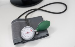 A blood pressure monitor lies on the table in a doctor's surgery. Daniel Vogl/dpa Picture-Alliance via AFP