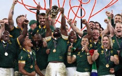 Springbok captain Siya Kolisi (C) lifts the Webb Ellis Cup on the podium after South Africa won the France 2023 Rugby World Cup Final match. AFP/Anne-Christine Poujoulat