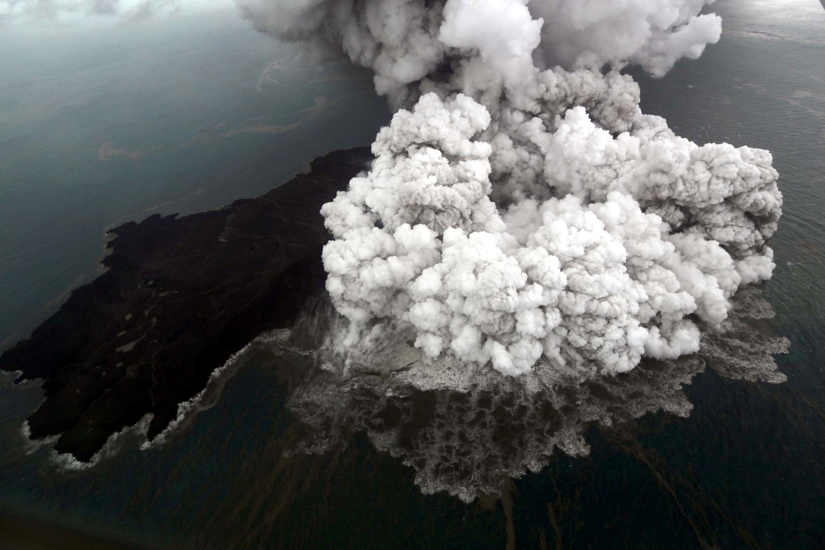 Tsunami kills over 200 in Indonesia after Krakatau eruption  eNCA