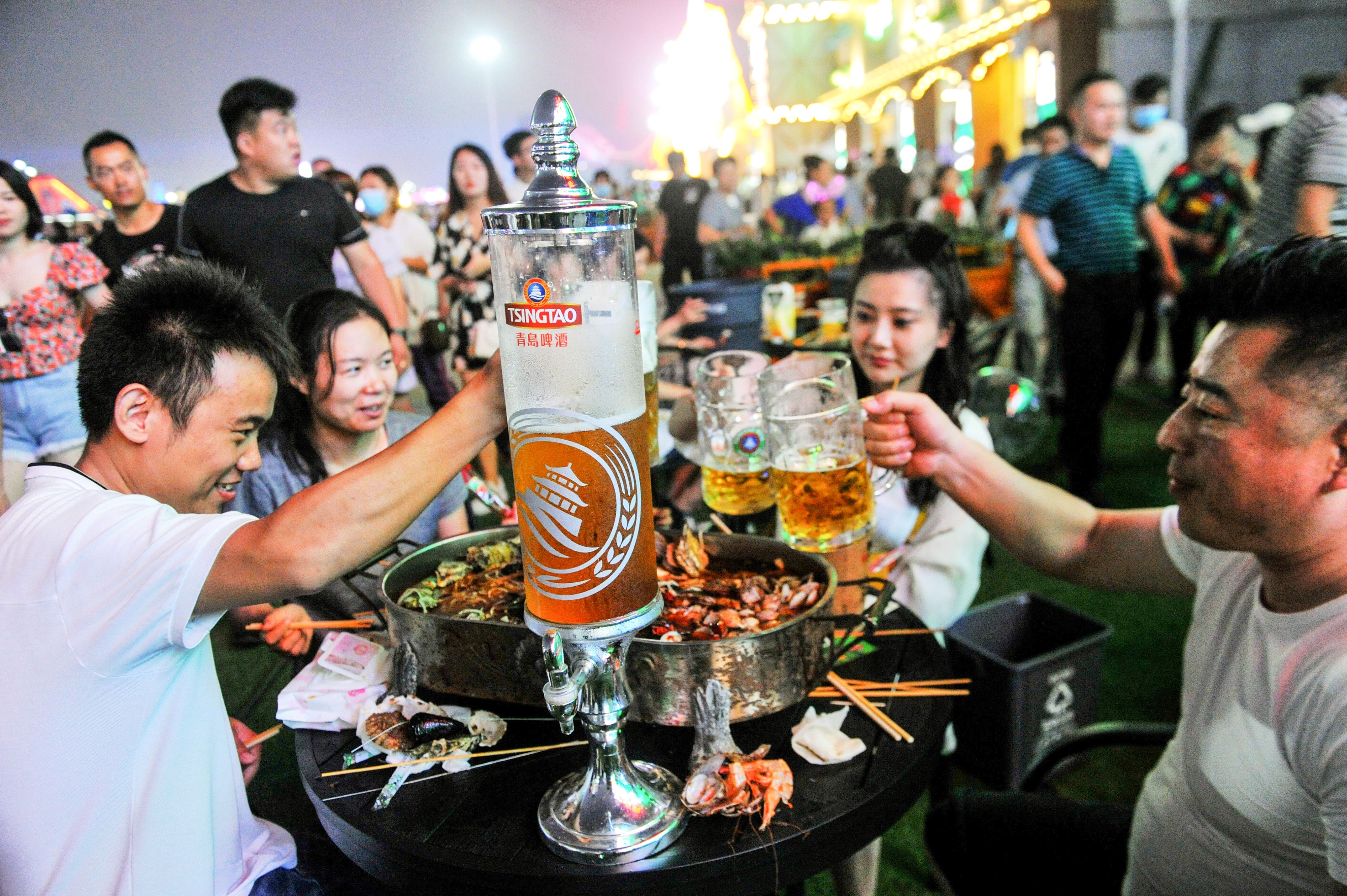 Chinese beer lovers leave facemasks, worries behind as festival opens | eNCA