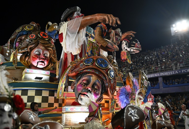 Rio De Janeiro, Brazil. 19th Feb, 2023. Problem in the coupling of the GRES  Unidos de Bangu float during the Serio Ouro Samba School Parade at the Rio  Carnival, held at the