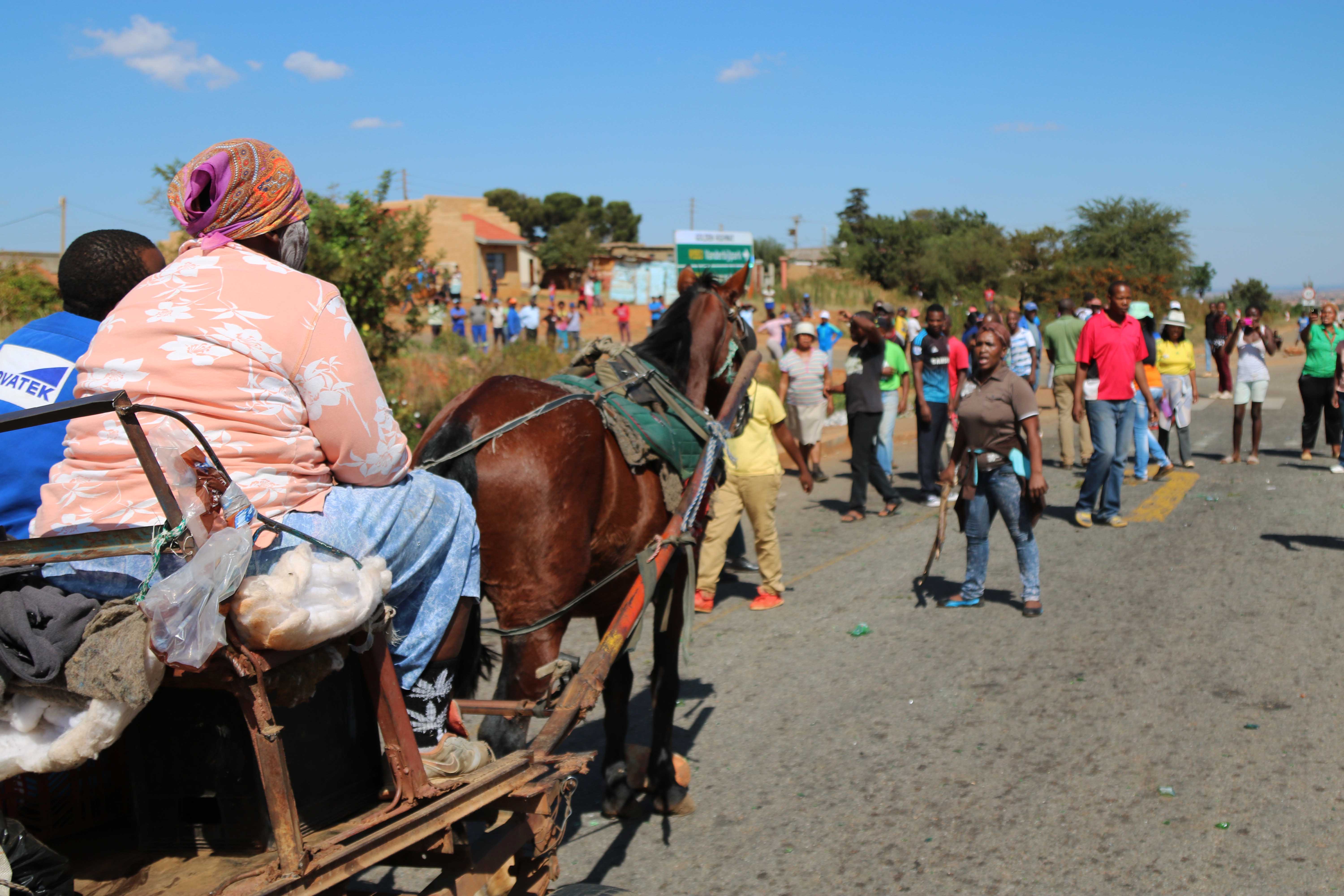 Protesters shut down Orange  Farm  eNCA