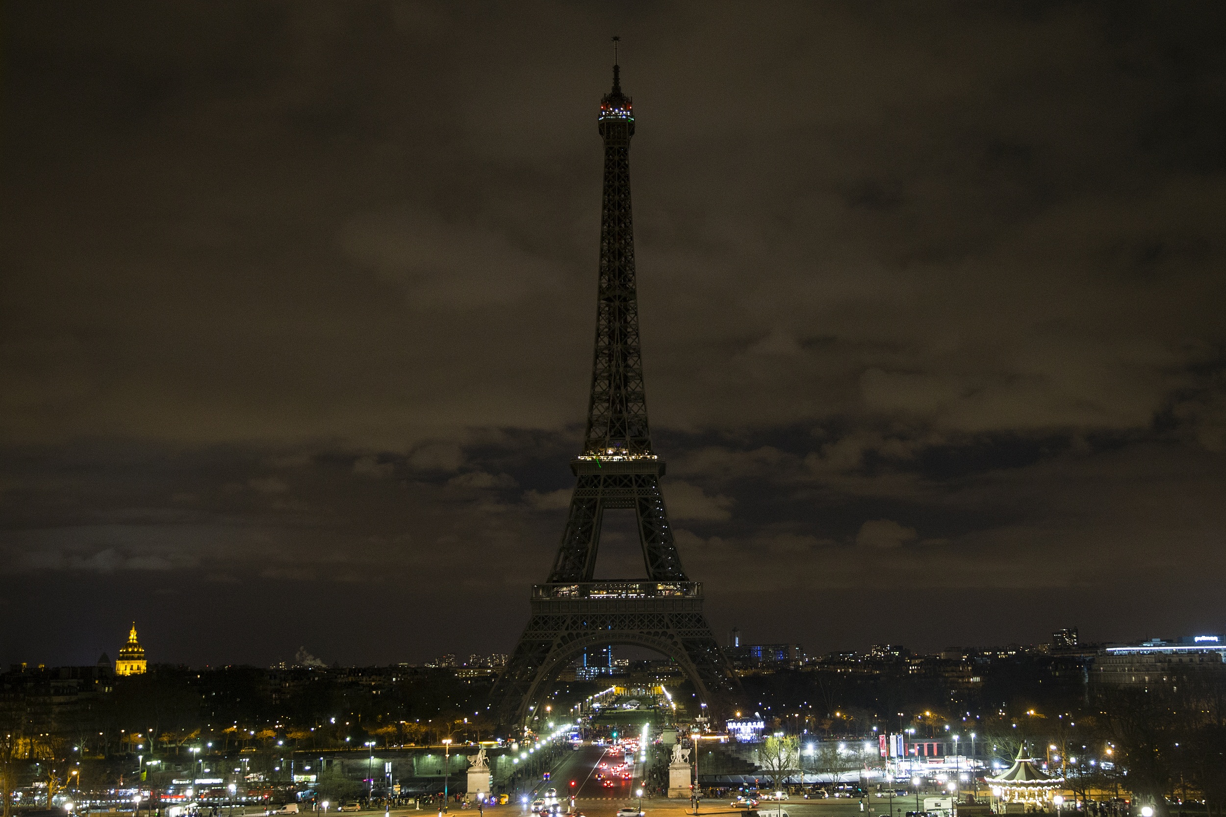 Eiffel Tower goes dark in symbolic move for earth hour eNCA