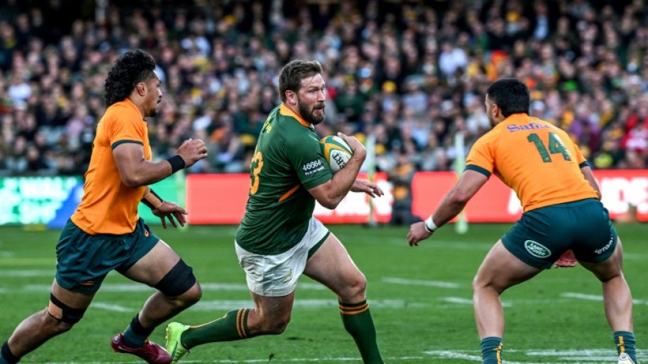 South African Francois Steyn (C) evades two Australians during a 2022 Rugby Championship match in Adelaide