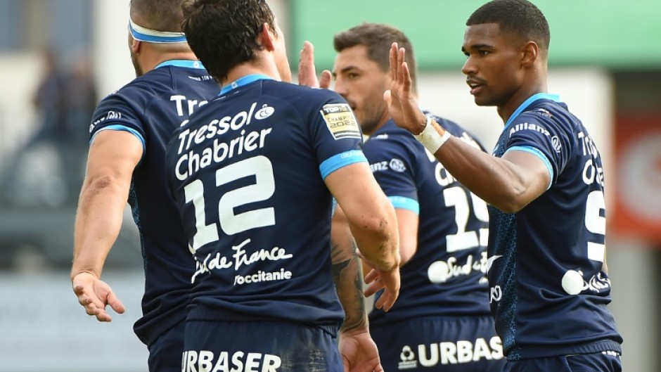 Leo Coly (R) is congratulated by team mates after scoring his try against Pau