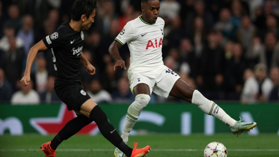 Frankfurt's Japanese midfielder Makoto Hasebe (L) fights for the ball with Tottenham Hotspur's Ryan Sessegnon in London