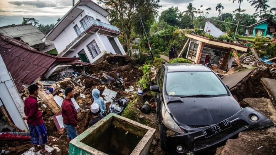 A strong earthquake on Indonesia's main island of Java killed 162 people and injured hundreds