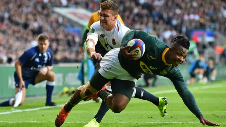 Sibusiso Nkosi (R) scores for South Africa against England at Twickenham in 2018.