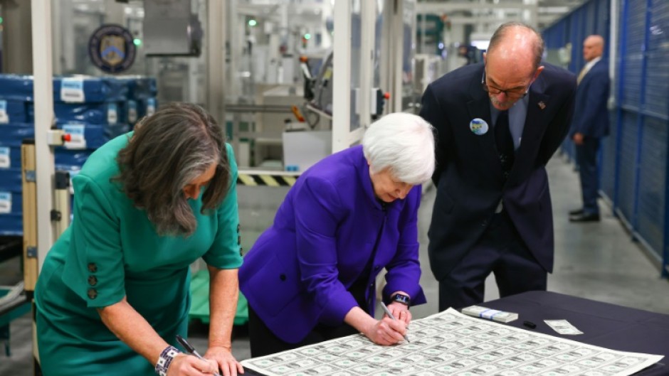 The US dollar will bear two women's signatures for the first time, belonging to Treasury Secretary Janet Yellen and US Treasurer Lynn Malerba