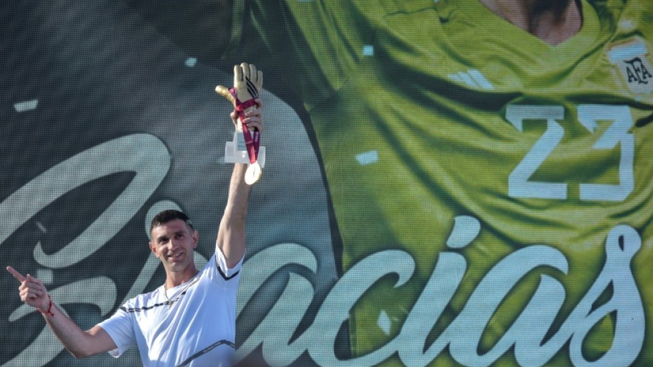 Emiliano Martinez waves his  gold glove trophy at the crowd in Mar del Plata, Argentina