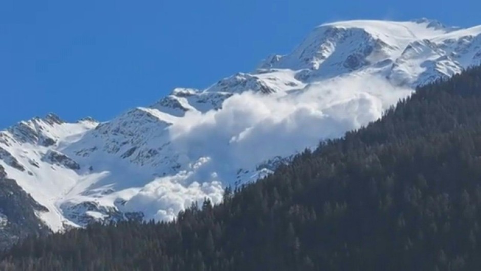 Footage shows moment of deadly avalanche in the French Alps