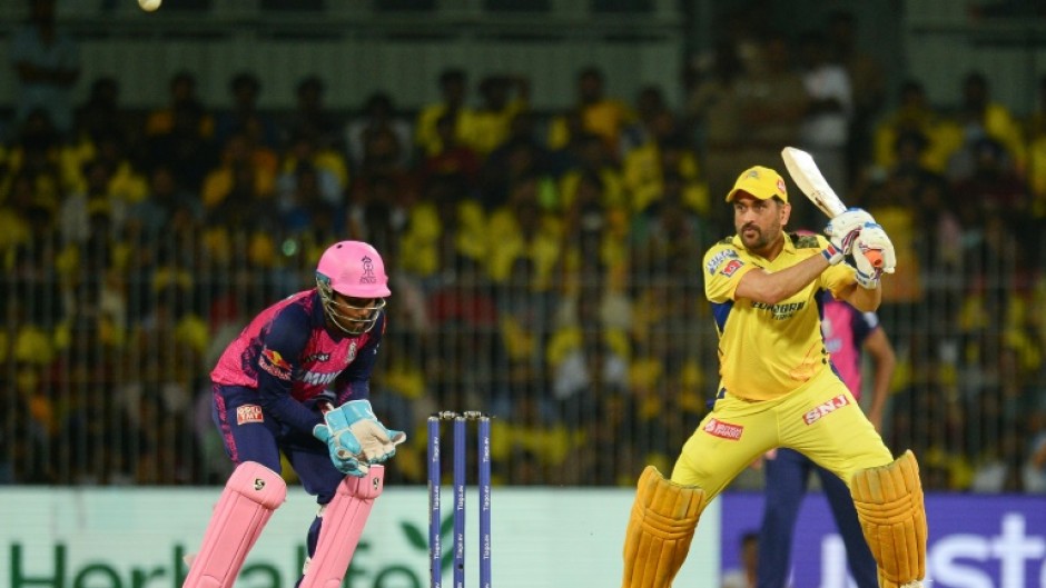 Chennai Super Kings captain M.S. Dhoni (R) came up just short in the final over