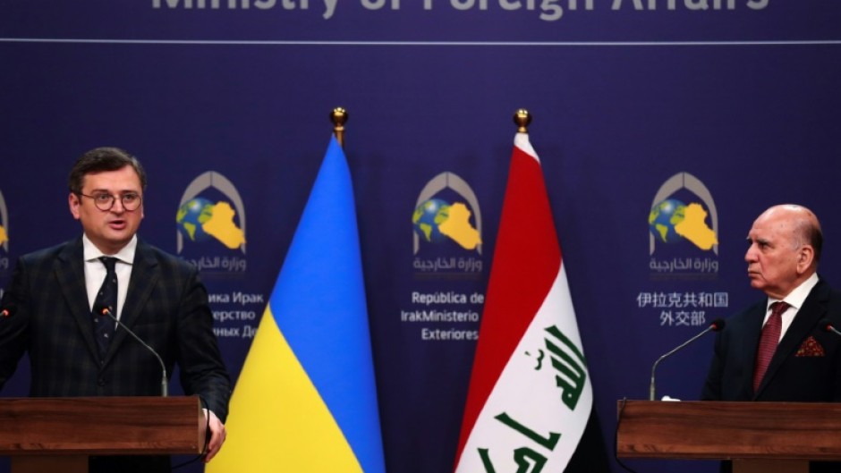 Iraq's Foreign Minister Fuad Hussein (R) and his Ukranian counterpart Dmytro Kuleba, on the first visit of its kind in 11 years
