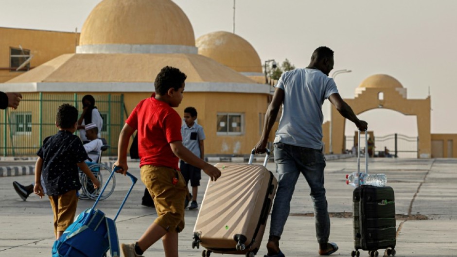 Passengers fleeing war-torn Sudan cross into Egypt 