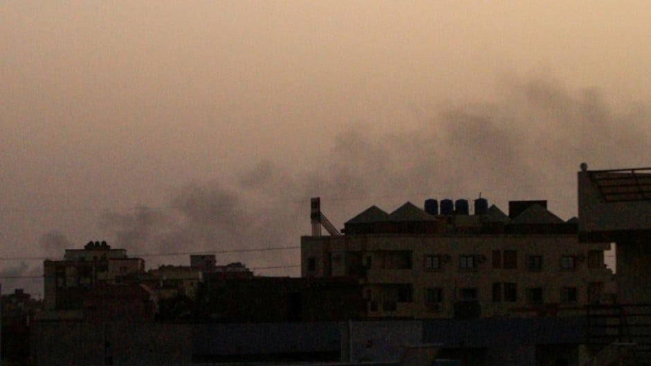 Smoke billows behind buildings in southern Khartoum -- mediators say both warring sides have violated the week-long truce