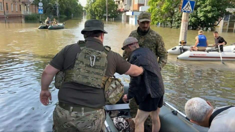 Citizens evacuated from flooded streets of Kherson 