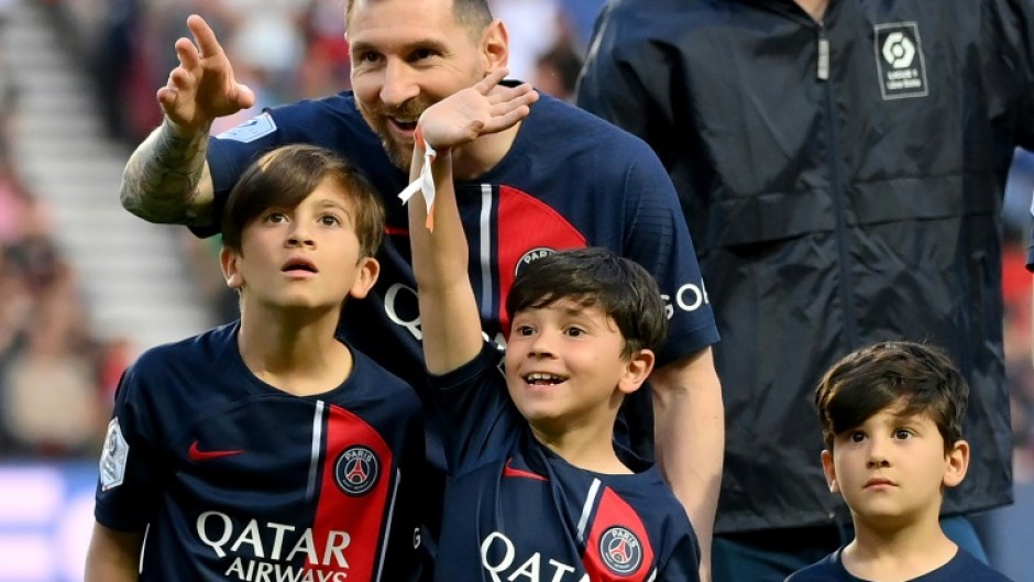 Lionel Messi with his children on the night of his last match with Paris Saint-Germain