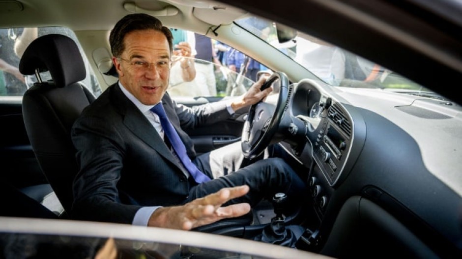 Rutte drove himself to hand his resignation to the king