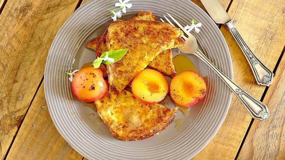 FLORA FRENCH TOAST WITH CINNAMON AND PLUMS