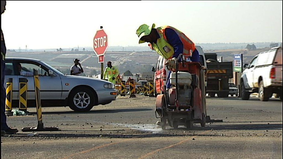 Prolonged construction on a busy Johannesburg road has left many motorists and commuters seething. Roadworks on William Nicol Drive have been ongoing for over a year, adding pressure to already slow-moving traffic.