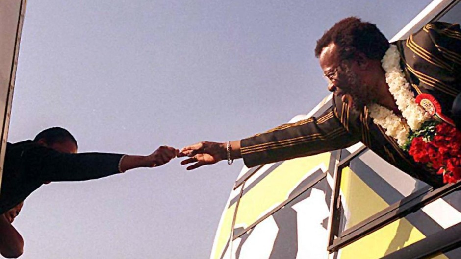 South African Home Minister and leader of the Inkatha Freedom Party leader Mangosuthu Buthelezi greets 31 May 1999 supporters in the township of Umlazi some 40 kilometres from Durban as political parties completed their election campaign just two days before the 02 June poll. (Photo by RAJESH JANTILAL / AFP)