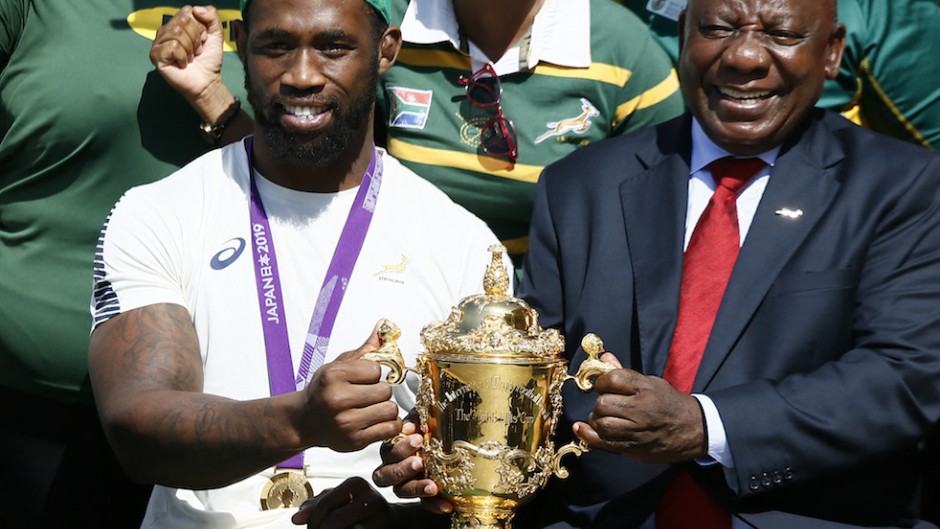 File: Springbok captain Siya Kolisi (L) and President Cyril Ramaphosa (R), hold the Web Ellis Trophy at the Union Buildings in Pretoria in 2019. AFP/Phill Magakoe