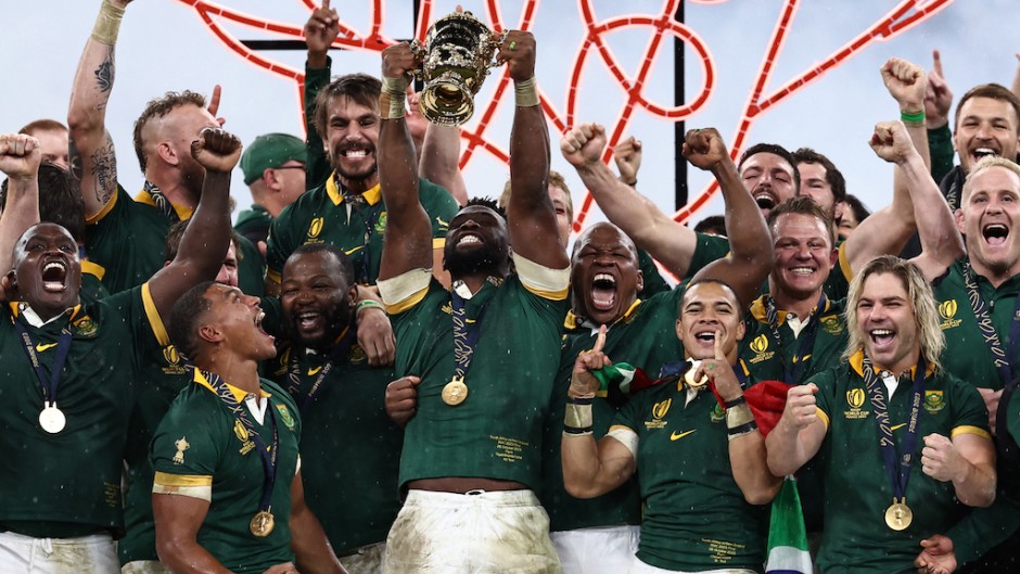 Springbok captain Siya Kolisi (C) lifts the Webb Ellis Cup on the podium after South Africa won the France 2023 Rugby World Cup Final match. AFP/Anne-Christine Poujoulat