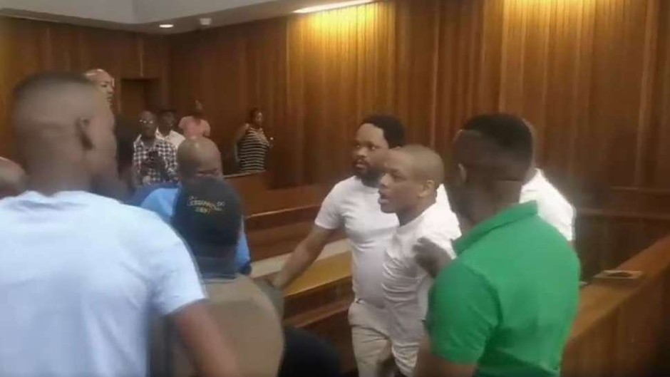 A scuffle broke out in court between the accused and a warden in court.