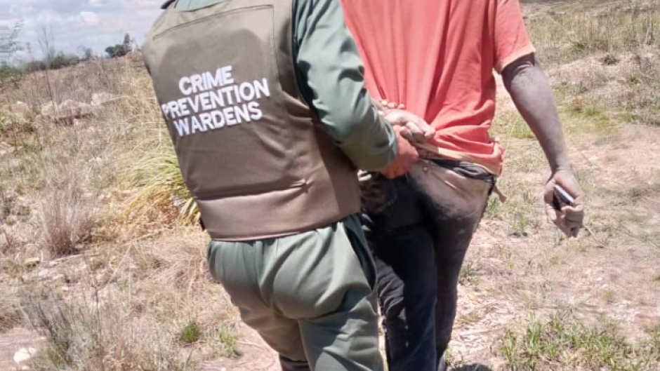 A Gauteng Crime Prevention Warden restraining a suspect. Twitter/@Lesufi