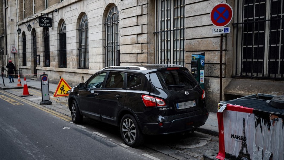 An SUV parked in Paris city centre. AFP/Dimitar Dilkoff