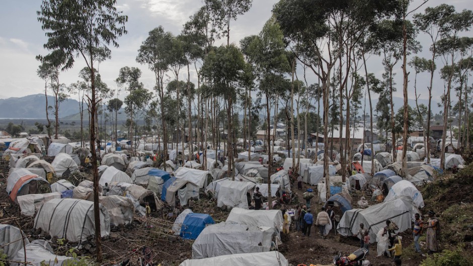 Newly displaced Congolese prepare to spend the night in the small houses they build next to the Bulengo camp. AFP/Guerchom Ndebo