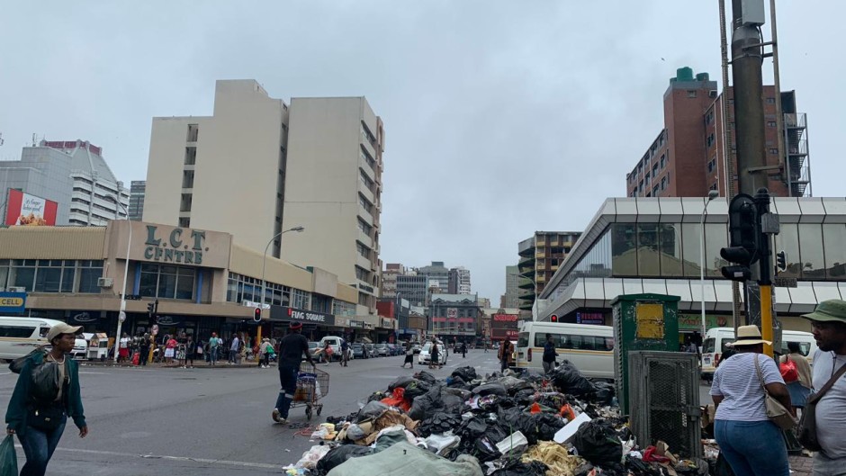 Rubbish piling up on the streets of Durban. eNCA/Lethiwe Mdluli