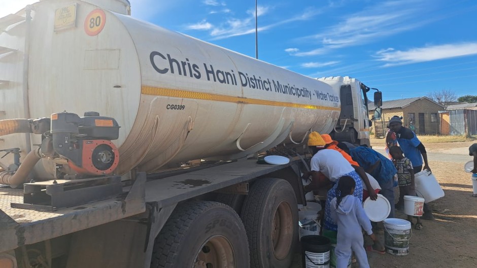 Residents in Komani scrambling for water. eNCA/Ronald Masinda
