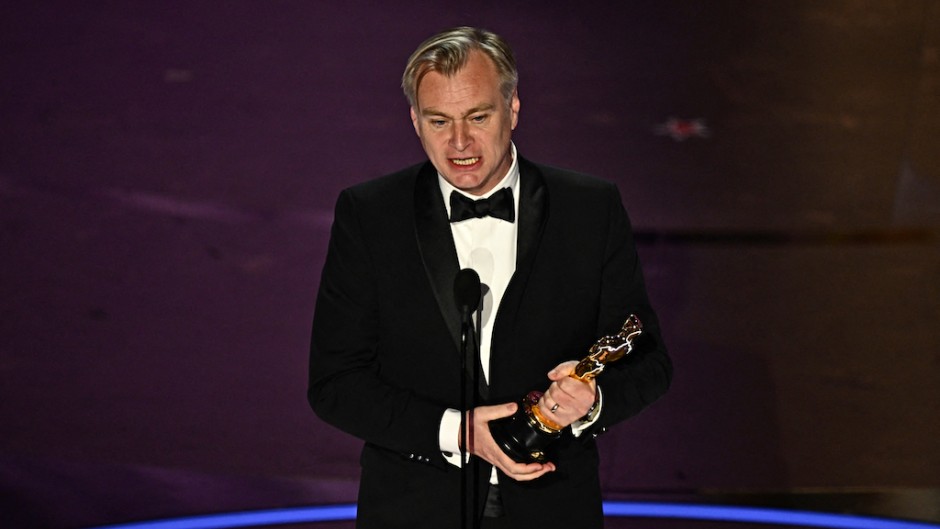ritish director Christopher Nolan accepts the award for Best Director for "Oppenheimer". AFP/Patrick T. Fallon.jpg