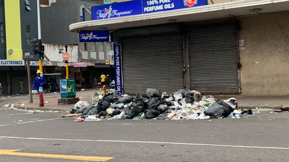 Rubbish piling up on the streets of Durban. eNCA/Lethiwe Mdluli