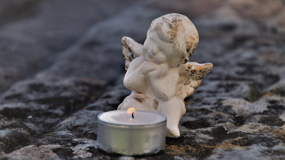 A cherub next to a candle. Pixabay/pasja1000