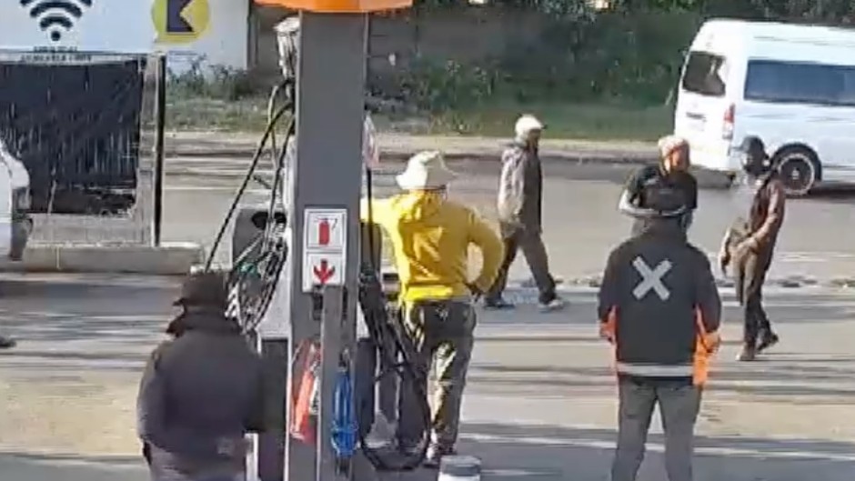 Hijacking_petrol station