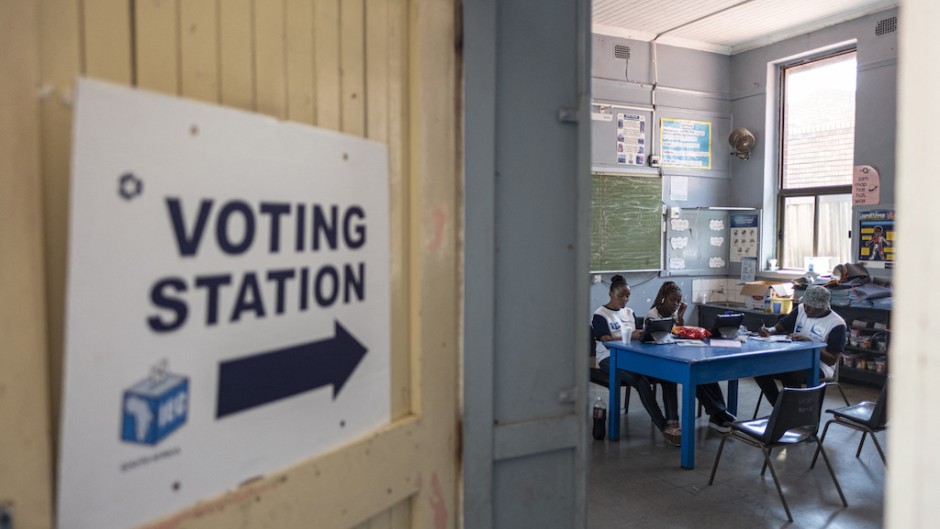 IEC officials wait for voters. AFP/Emmanuel Croset