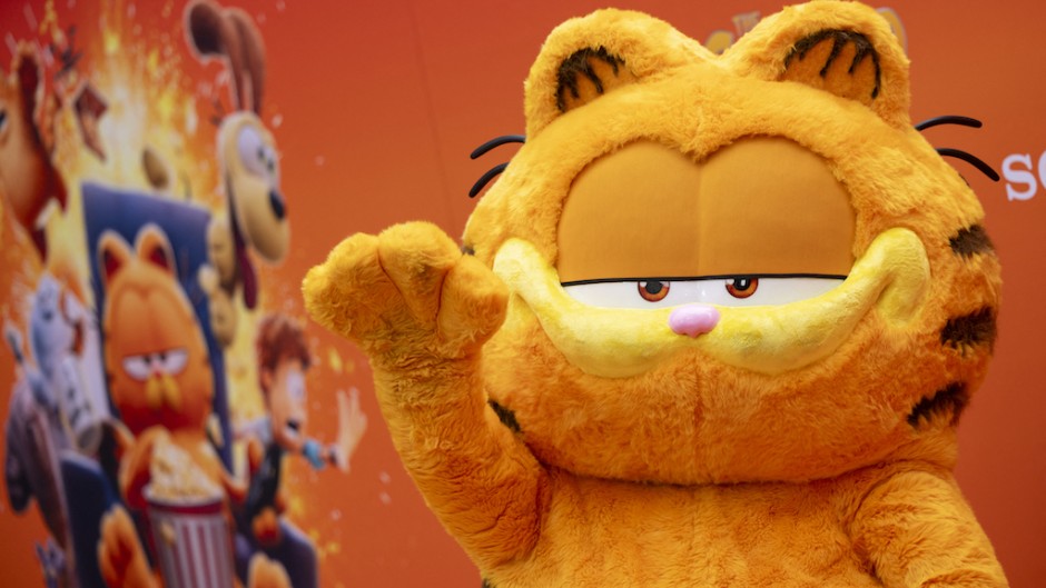 Cartoon character Garfield poses as he attends the premiere of "The Garfield" movie. AFP/Etienne Laurent.jpg