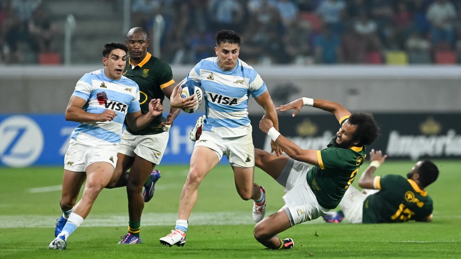 Argentina's Los Pumas fly-half Tomas Albornoz (C) evades South Africa's Springboks scrum-half Jaden Hendrikse. AFP/Geronimo Uranga