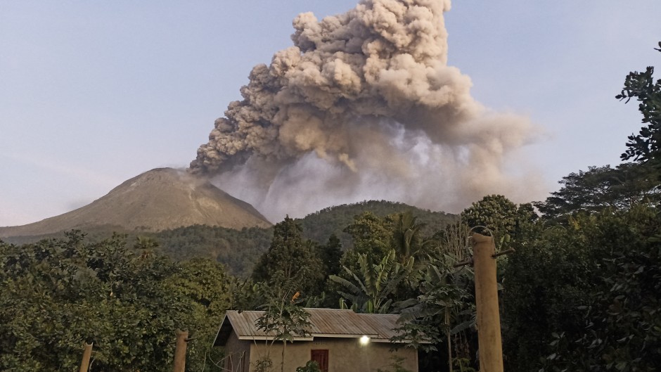 Mount Lewotobi Laki-laki spews volcanic ash during an eruption. AFP/Arnold Welianto