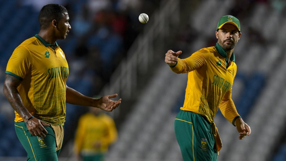 Aiden Markram (R) gives the ball to Patrick Kruger. AFP/Randy Brooks