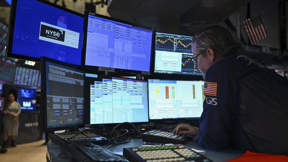 raders work on the floor of the New York Stock Exchange (NYSE). AFP/Angela Weiss