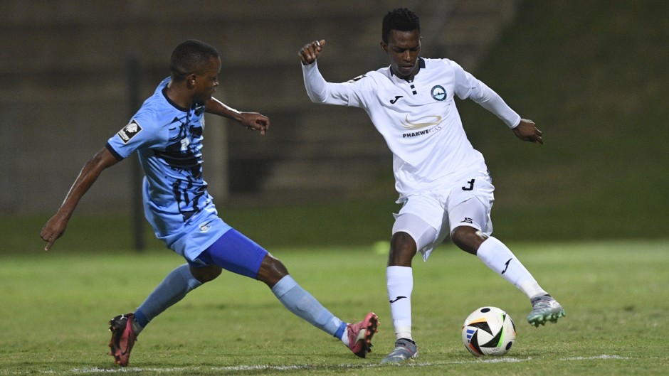Mcedi Vadala of Mageci FC challenged by Nkosikhona Ndaba of Richards Bay FC. BackpagePix/Sydney Mahlangu
