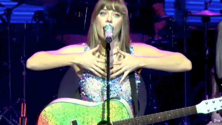 Josette is embodying Taylor’s signature style.