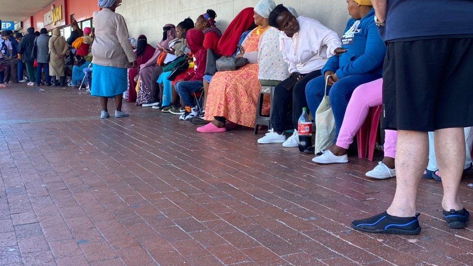 Sassa beneficiaries in the Western Cape braved long queues in a bid to convert to the new black Postbank card. eNCA/Kevin Brandt