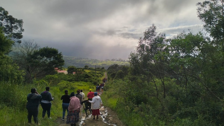 Thousands of schoolchildren are being forced to walk long distances and cross rivers to get to class. eNCA/Ronald Masinda