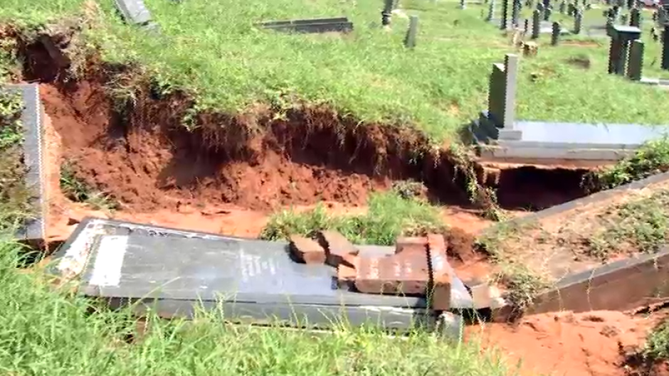 Graves destroyed in KZN floods \ enca