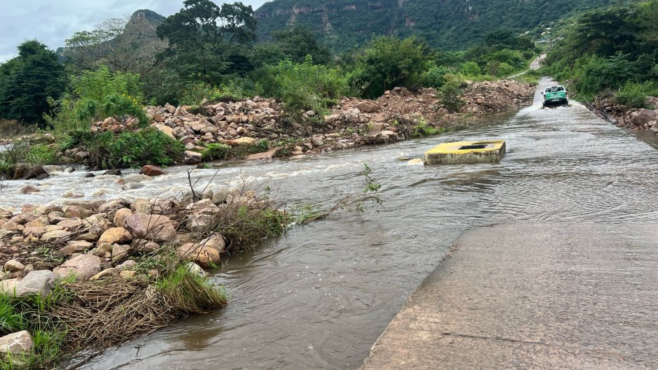 A vehicle driving through a flooded river. eNCA/Zanele Buthelezi